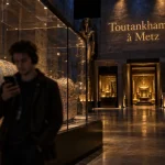 Expo pharaon Metz : réplique du sarcophage de Toutankhamon, vitrine verre