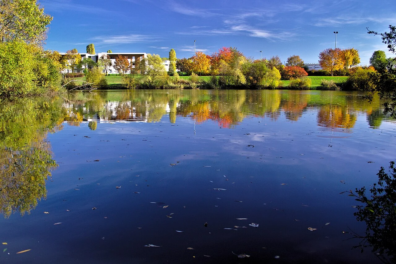 Le lac Symphonie et ses berges au Technopôle de Metz