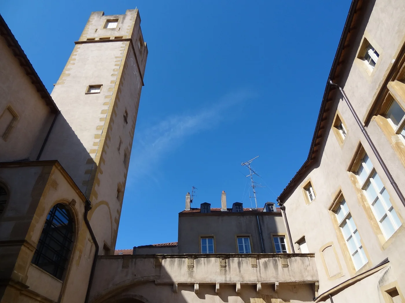 Tour et façades de l’hôtel Saint-Livier vues depuis la cour
