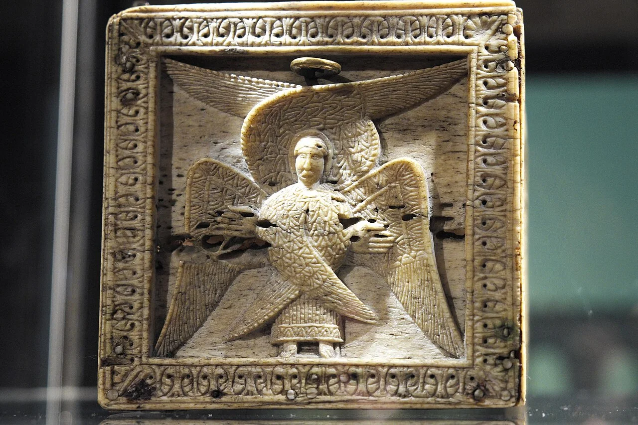 Relief sculpté présenté dans une vitrine du musée de La Cour d’Or