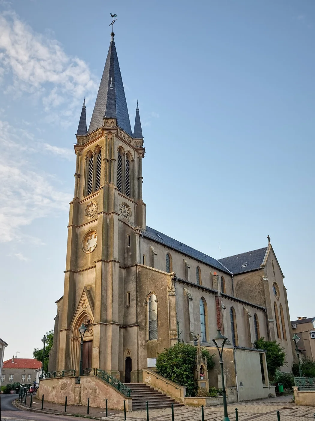 Parvis et église Saint-Brice de Marly en Moselle