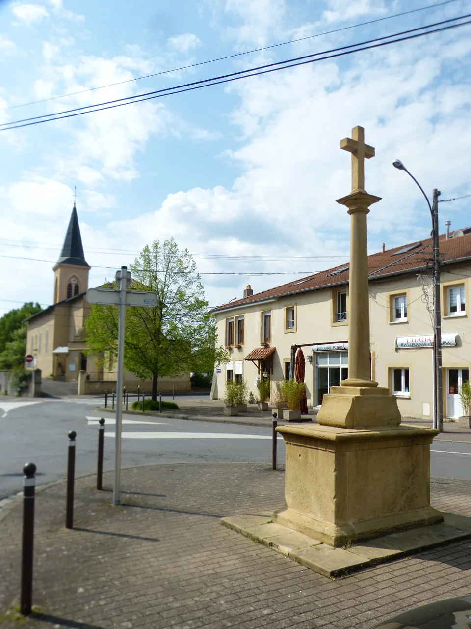 Le calvaire et l’église Saint-Martin dans le quartier de Magny, à Metz