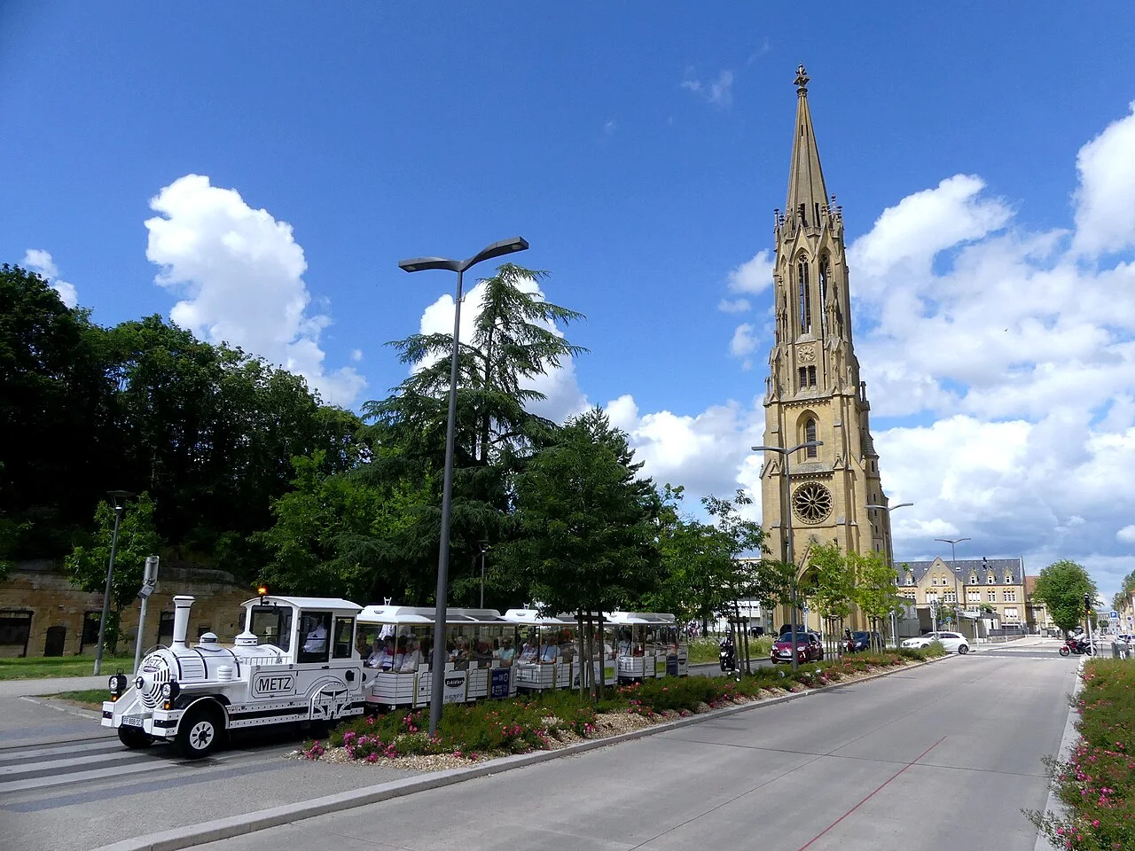 Petit train dans une rue de Metz