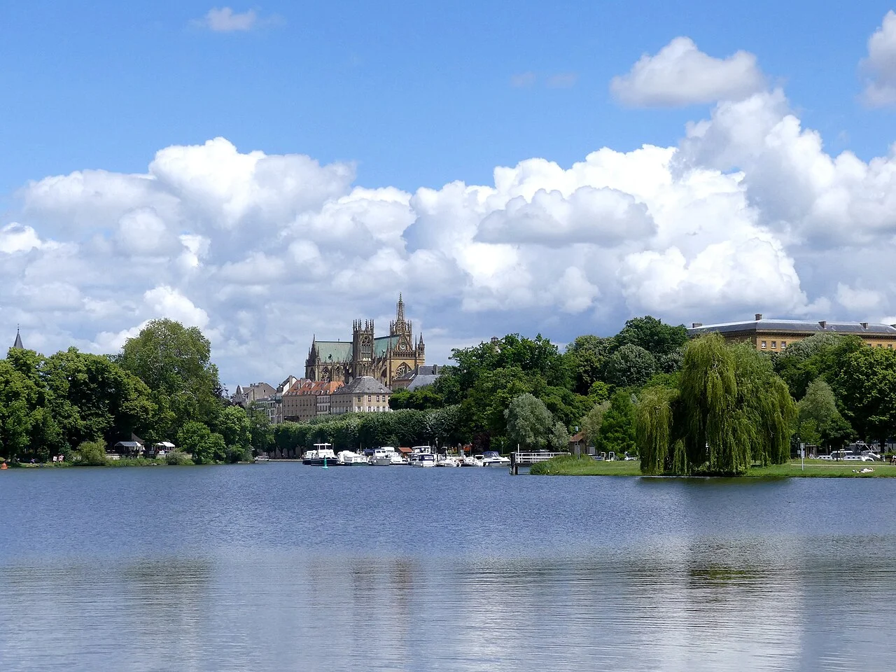Le plan d’eau de Metz avec la cathédrale en arrière-plan