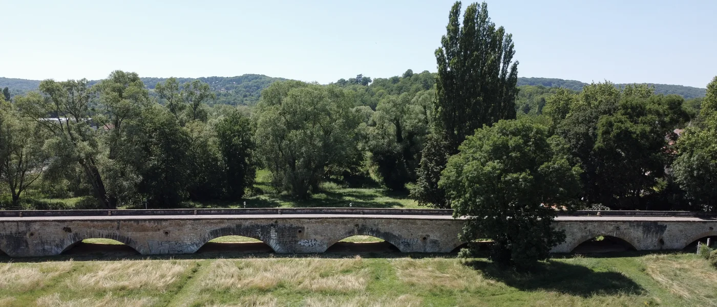 Vieux pont de Moulins-lès-Metz au-dessus du ruisseau